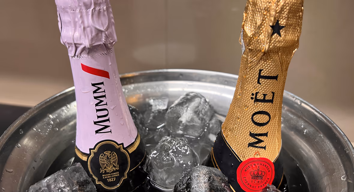 Copas de bienvenida servidas en el aperitivo de una boda de Sens Restauración