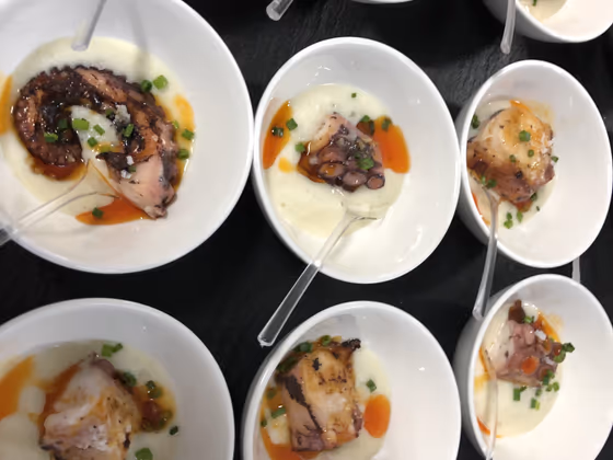 Brocheta de pulpo con cachelos al aceite de pimentón