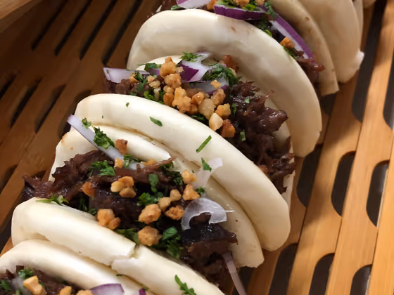 Pan bao agridulce de ternera con almendra crocante