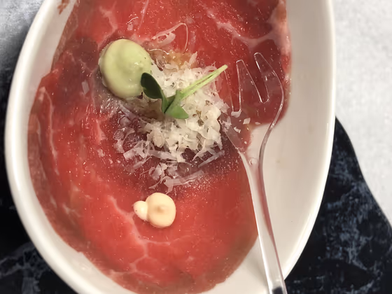 Carpaccio de solomillo con lascas de Galmesano