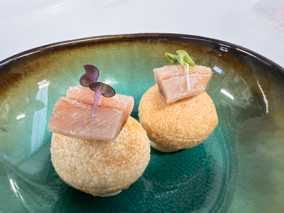 Pani-puri de mousse de piquillos con sardina ahumada