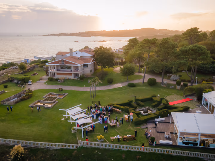 Vista aérea del aperitivo al atardecer en los jardines de Finca La Atlántida