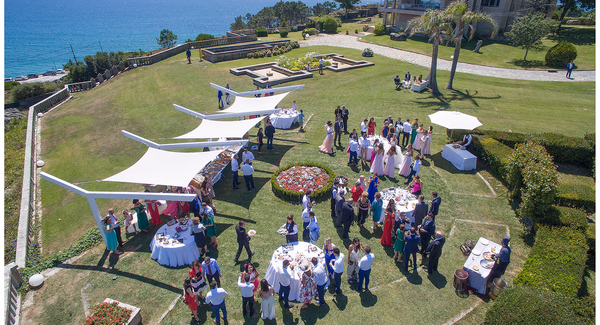 Aperitivo de boda en los jardines de Finca La Atlántida con la playa de A Lanzada al fondo