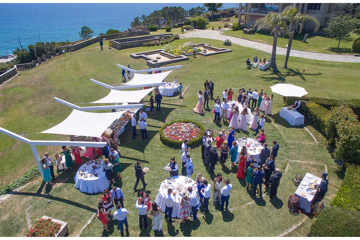 Aperitivo de boda en los jardines de Finca La Atlántida con la playa de A Lanzada al fondo
