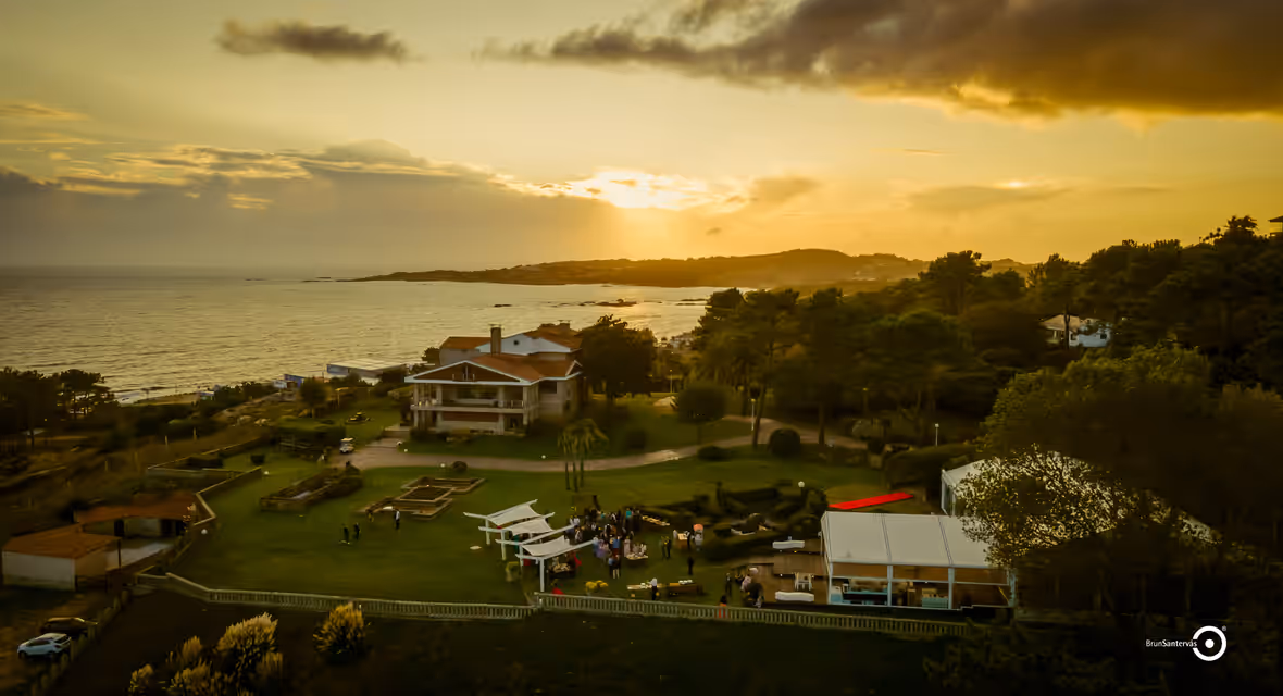 Jardines de Finca La Atlántida al atardecer, preparados para una celebración
