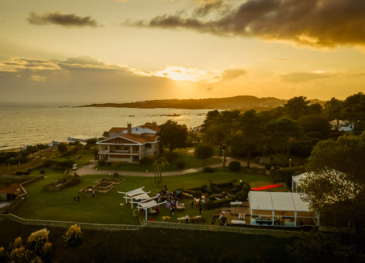 Jardines de Finca La Atlántida al atardecer con el mar al fondo