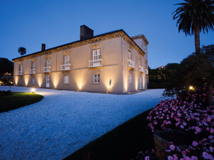 Fachada de Finca La Atlántida iluminada de noche