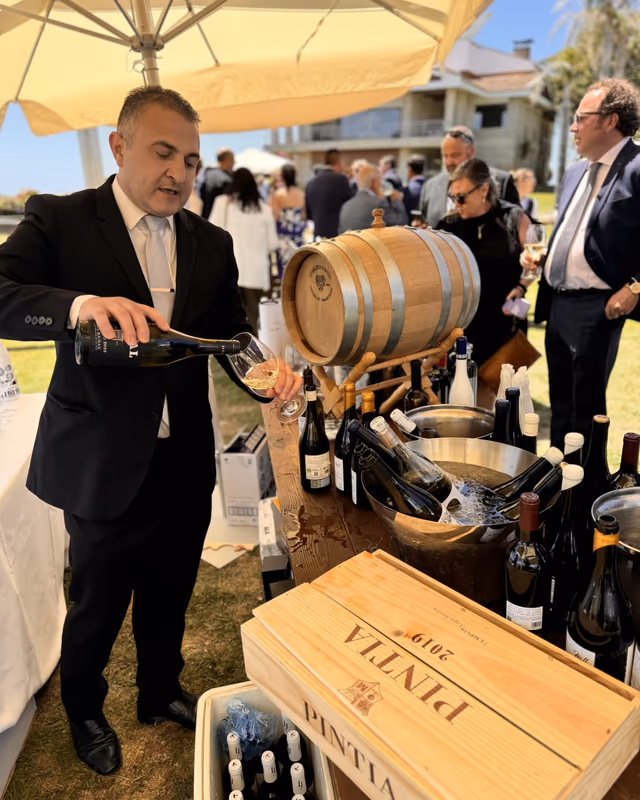 Un camarero de Sens sirviendo vino de un barril durante el aperitivo