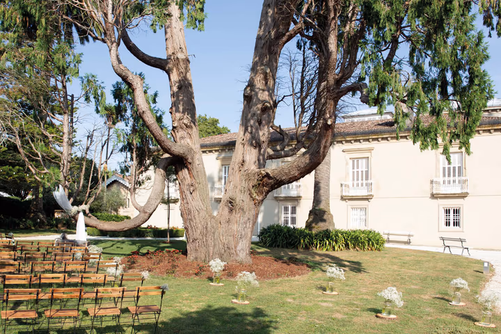 Ceremonia civil al aire libre entre la vegetación de los jardines del Pazo da Golpelleira