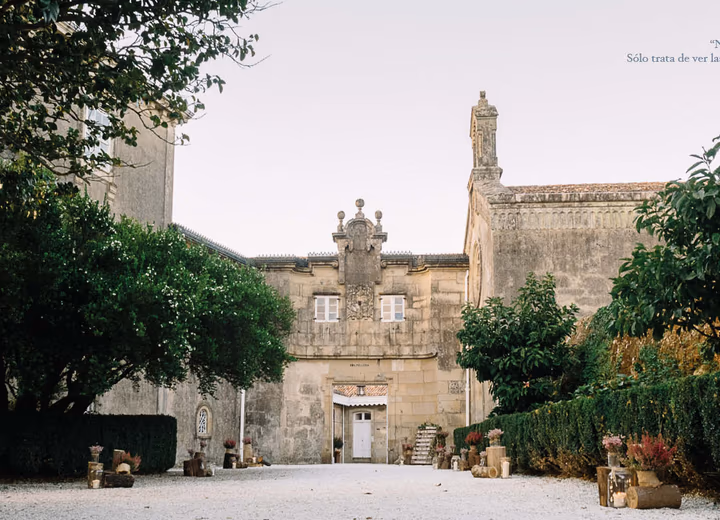 Fachada de piedra y jardines del Pazo da Golpelleira
