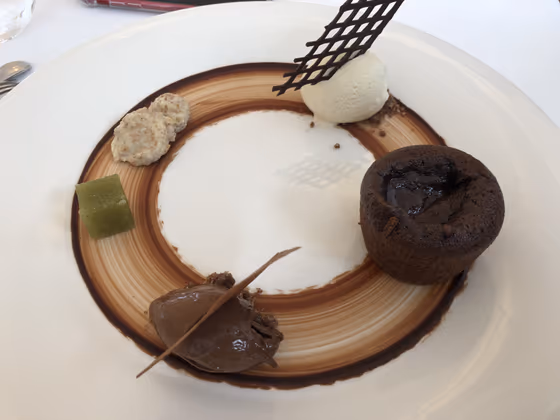 Bizcocho fluido de chocolate amargo con helado de vainilla de Madagascar
