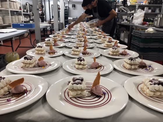 Milhojas de chantilly con frutos del bosque y helado de fresón