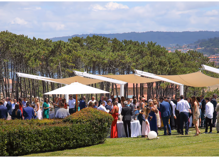 Aperitivo al aire libre en los jardines de la Quinta do Ramo