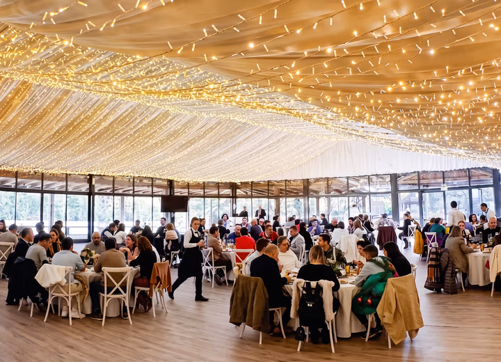 Salón acristalado de Quinta do Ramo durante un banquete, con el techo cubierto de miles de luces led