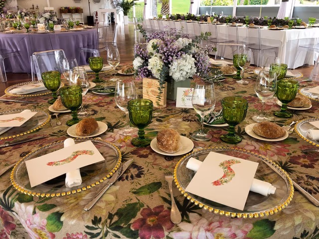 Mesa del banquete con mantel floral en el salón de Quinta do Ramo