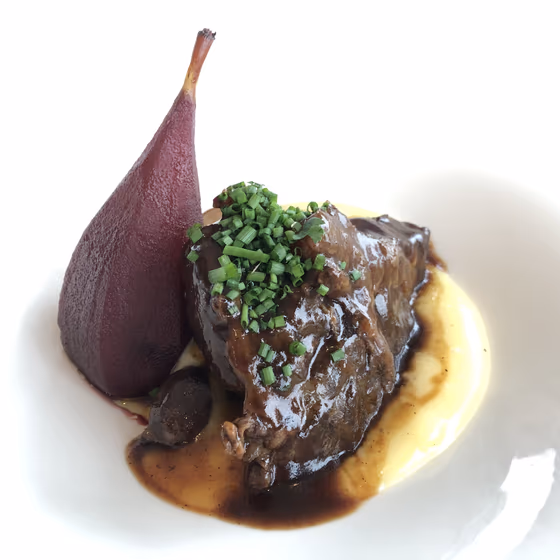 Carrilleras de ternera con peras al mencía y shiitakes confitados