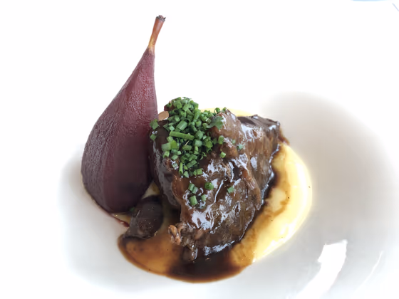 Carrilleras de ternera con peras al mencía y shiitakes confitados