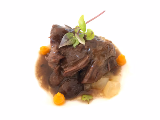 Carrilleras de ternera con peras al mencía y shiitakes confitados