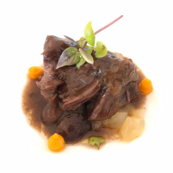 Carrilleras de ternera con peras al mencía y shiitakes confitados