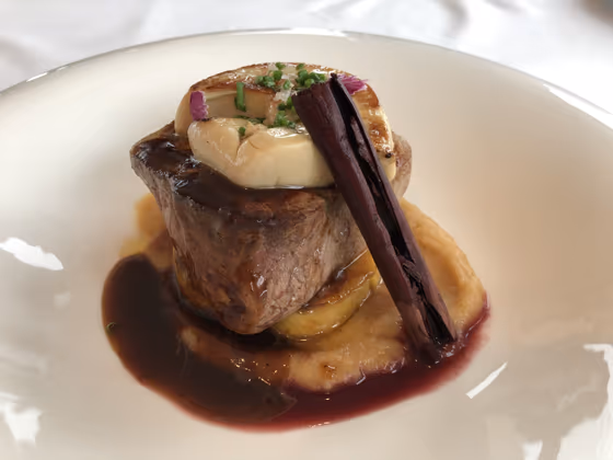 Solomillo sobre manzana asada con foie a la plancha y canela
