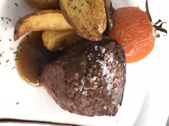Solomillo de ternera al grill con tomate glaseado y patatas gajo