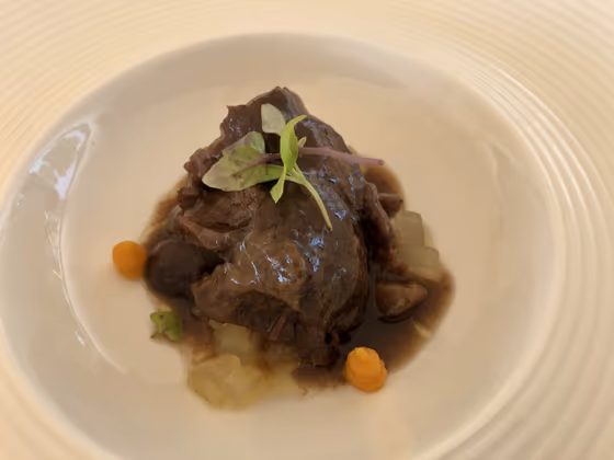 Ternera asada en su jugo con champiñones y verduritas