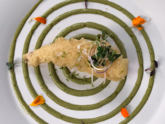Rape en tempura sobre puré verde