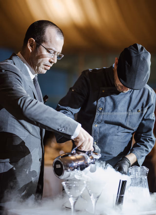Gin-tonic infusionado con hielo seco preparado a la vista de los invitados
